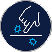 Tinea cruris se prenaša s človeka na človeka ali iz stopala v dimlje (npr. prek spodnjega perila).